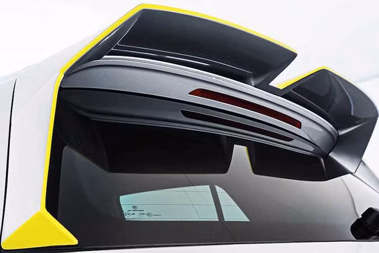 So với chiếc Golf R thường, hãng đã lắp cho chiếc xe một bộ bodykit khí động học hoàn toàn mới với các cánh chia gió ở phía trước, nẹp hai bên hông, cánh khuếch tán không khí dưới cản sau và cánh đuôi trên nóc.