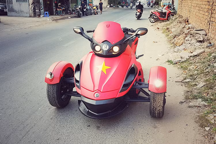 Hệ thống treo hình chữ A trên xe cho hai bánh trước tích hợp công nghệ chống rung, lật và dù đồ sộ nhưng xe lại rất lái rất nhẹ. Thắng đĩa cho cả hai bánh trước và sau với hệ thống chống bó cứng phanh ABS tiêu chuẩn. Hệ thống ổn định (VSS) là thành quả Can-An phối hợp cùng Bosch với các chức năng chống bó cứng phanh, kiểm soát độ bám đường...