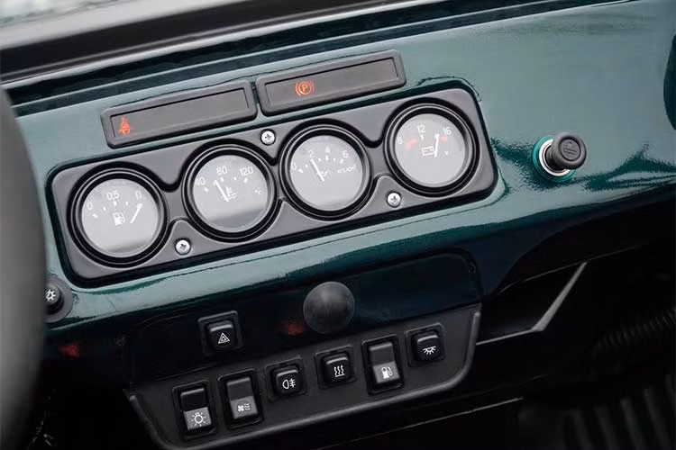 Đặc biệt, hàng ghế sau của xe có thể ngả phẳng 180 độ tạo thành thùng chở hàng không thua kém dòng bán tải và khá ngầu nếu kết hợp việc không căng bạt. Vô-lăng và các cần gạt xi-nhan, điều khiển gạt nước đã được làm lại, phù hợp xu hướng mới. Người điều khiển dễ dàng vận hành nhờ có thêm trợ lực dầu.