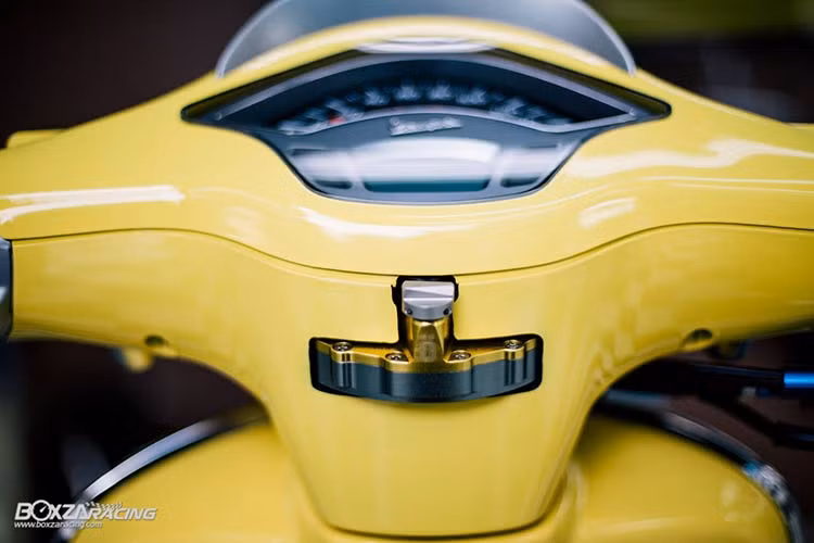 Đầu tiên phải kể đến bộ trợ lực trung tâm mang thương hiệu Ohlins được thiết kế tinh tế khi được giấu vào phía bên trong, cần gạt chỉnh lộ ra phía bên ngoài độc đáo.