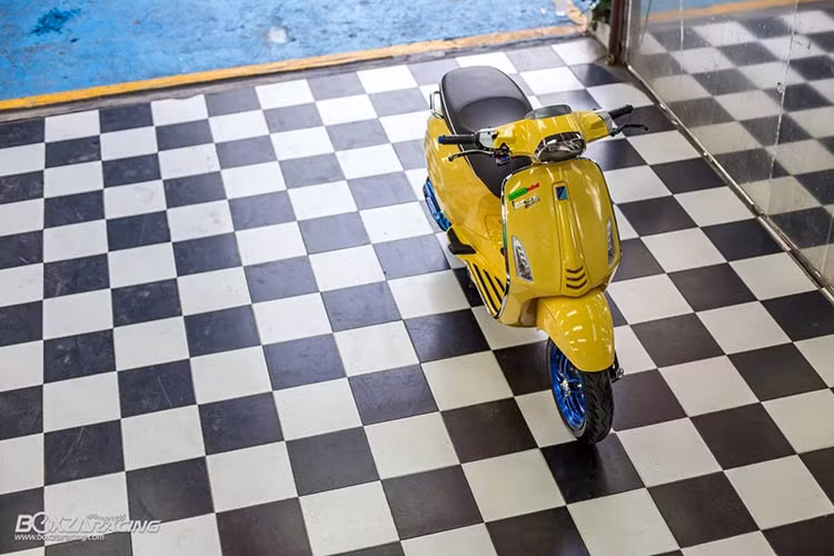 Với vài món đồ chơi, cùng với việc "dọn" chiếc xe này, chỉ cần nhìn cũng đủ thấy Sprint đã thay đổi như thế nào. Nó chỉ mang nét sang chảnh của dòng Vespa nhà Piaggio mà còn mạnh mẽ và đầy cuốn hút.