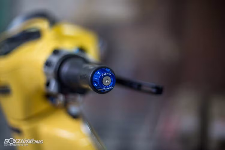 Ngoài ra, nó còn được lắp thêm bảo vệ tay lái, tay cầm mới, cùng hàng loạt ốc kiểng độ... cực kỳ đẹp mắt.