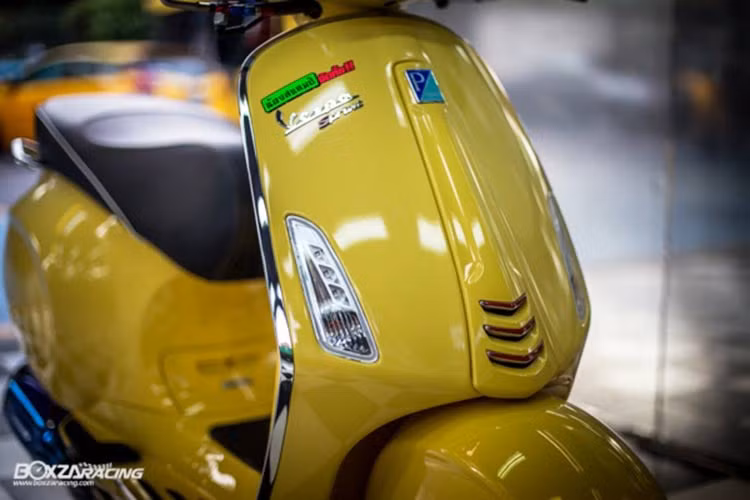 Dàn yếm trước của xe không có nhiều thay đổi, vẫn là phong cách của những chiếc Vespa với viền kim loại sáng bóng chạy dọc theo hai bên thân xe. Hai bên ốp xi nhan cũng được làm mới với vỏ nhựa trong cùng đèn led.