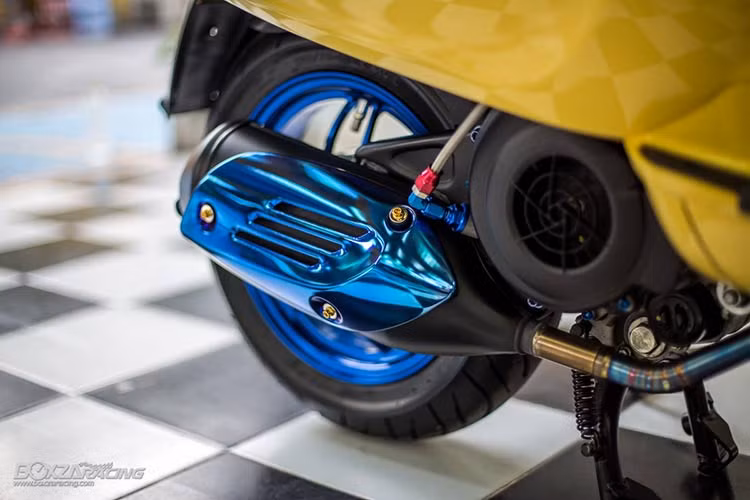  Ốp pô sơn mạ Chrome màu xanh nổi bật, cùng với đó là cổ pô được thổi Titan độc đáo và bắt mắt. Nó kết hợp hài hòa với tổng thể của dàn chân sau, đặc biệt là cặp mâm xe màu xanh. 