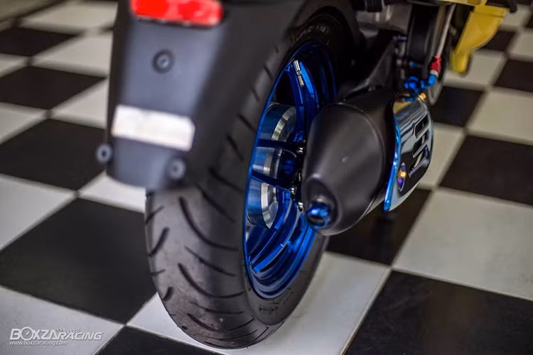 Pô xe được làm mới bằng pô độ hàng hiệu, nó không chỉ cho tiếng nổ mạnh mẽ mà còn có thể "tăng công lực" cho chiếc scooter sang chảnh này.