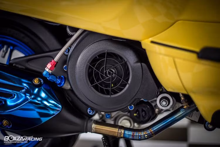 Dàn chân sau, ngoài một số chi tiết được làm mới với crom sáng bóng - cụm giảm sóc sau của xe được độ lại bằng phuộc Ohlins, bên cạnh đó còn trang trí dàn ốc Proti, Pro-bolt khắp xe khiến nó nổi bật hơn.