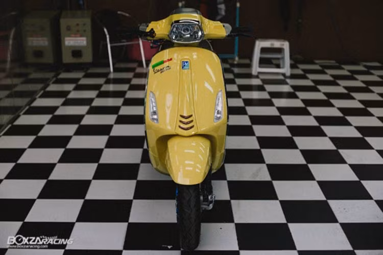 Chiếc xe tay ga Vespa Sprint của hãng Piaggio được hãng độ Thái Lan tân trang một số chi tiết phụ kiện "hàng hiệu", khiến nó trở nên thể thao, đẳng cấp và sang chảnh hơn rất nhiều so với nguyên bản của nhà sản xuất.