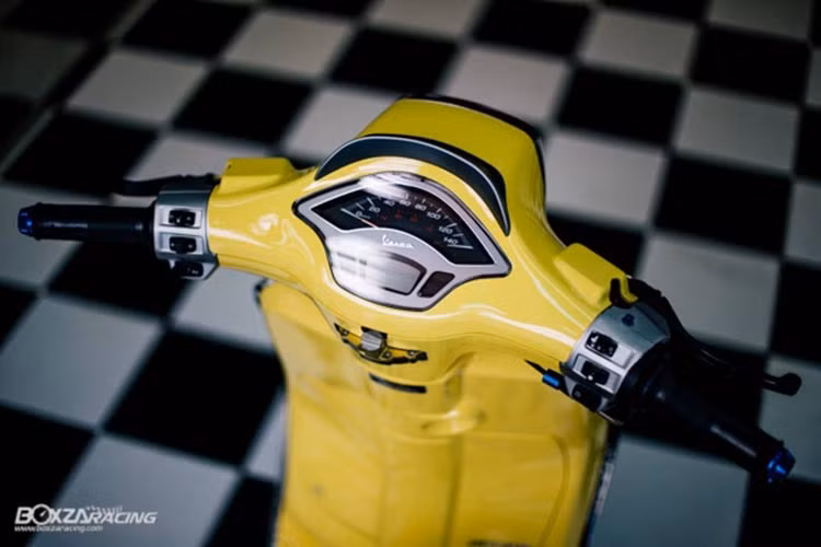 Cụm đầu xe được hãng độ tại Thái Lan trang bị loạt đồ chơi "hàng hiệu". 