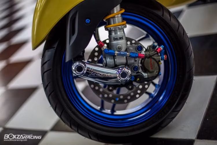 Bên cạnh cặp mâm độc đáo được CNC nguyên khối, trang bị cho dàn chân trước còn được hãng độ lắp thêm heo Brembo Moto3 và phuộc Ohlins "hàng hiệu", dây dẫn dầu mới, ốc nối kiểng...