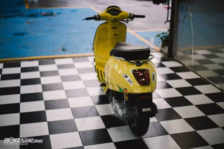 Với nước sơn màu vàng cùng một số chi tiết nguyên bản, nhưng chiếc xe được đánh bòng nổi bật lên gữa màu vàng cùng một số chi tiết bằng kim loại sáng bóng khiến nó thực sự mới lạ.