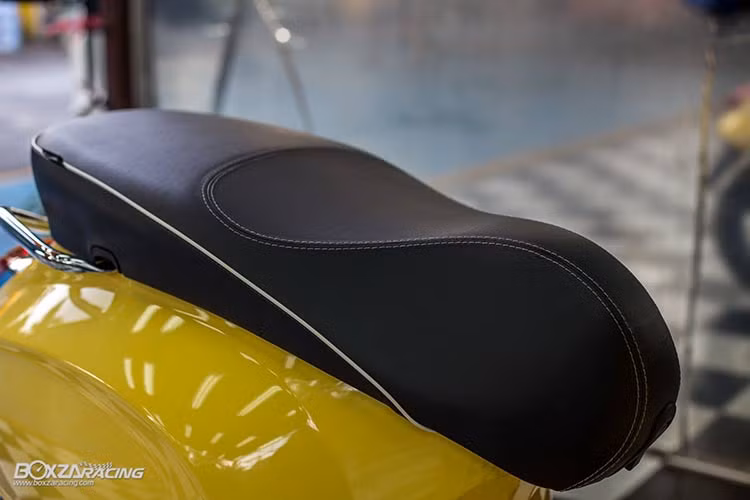 Yên xe của chiếc Vespa Sprint độ này không có gì thay đổi, vẫn là dạng yên "bánh mỳ" thuôn, mềm đổ về phía trước người lái.