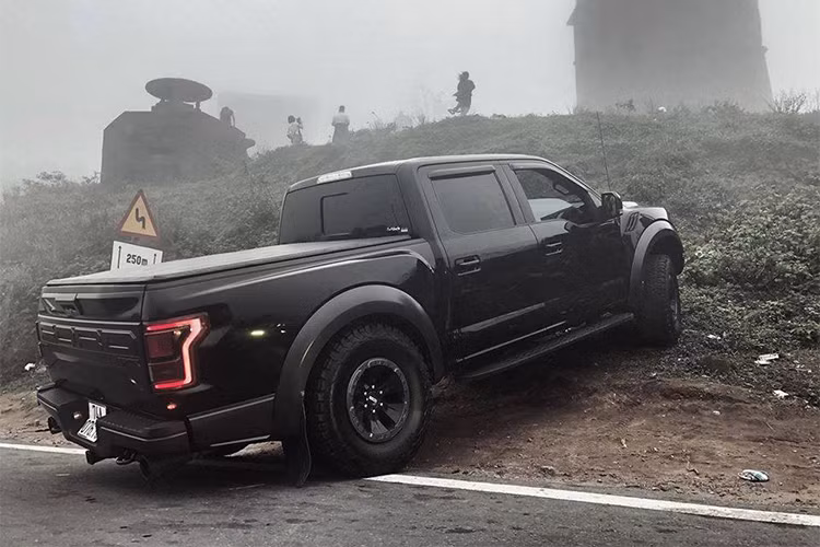 Ford F-150 Raptor nổi trội với ngôn ngữ thiết kế thể thao hầm hố, cơ bắp. Lưới tản nhiệt được thiết kế dạng tổ ong màu đen, logo Ford cỡ lớn trải dài. Cụm đèn pha dạng LED hiện đại, đèn định vị đặt ở lưới tản nhiệt và hộc bánh trước.