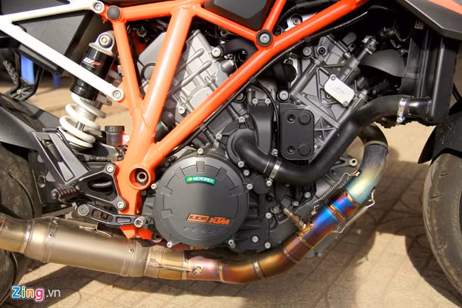 Super Duke 1290 R sở hữu động cơ 1.301cc, 2 xi-lanh góc nghiêng 75 độ, 4 thì, làm mát bằng chất lỏng. Cỗ máy này sản sinh công suất tối đa 180 mã lực tại vòng tua máy 8.870 vòng/phút. Tăng tốc 0-200 km/h sau khoảng 7,2 giây. Đi kèm là hộp số 6 tốc độ cùng ly hợp chống trượt.