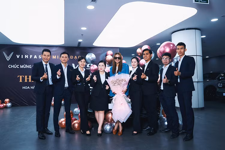 Siêu mẫu Thanh Hằng mới đây đã chia sẻ lên trang cá nhân của mình việc mới nhận bàn giao một chiếc VinFast VF9 Plus mới. Chiếc VinFast VF9 mà siêu mẫu này lựa chọn sở hữu màu sơn ngoại thất đen bóng.