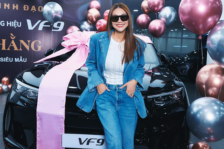 Vinfast VF9 có kích thước tổng thể dài x rộng x cao tương ứng là 5.118 x 2.254 x 1.696 mm. Xe được được trang bị động cơ điện công suất tối đa lên tới 300kW (402 mã lực) và mô-men xoắn cực đại 620Nm, có thể tăng tốc tức thời ngay khi đạp ga và thời gian từ 0-100km/h là 6 giây. 