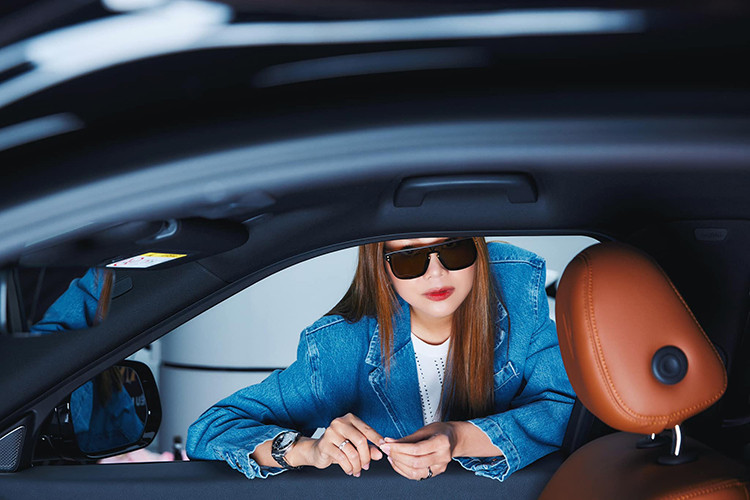 Hiện tại, VinFast VF9 đang được phân phối chính hãng có 2 loại pin, bao gồm SDI và CATL. Giá xe VinFast VF9 không kèm pin, dùng pin SDI là 1,513 tỷ đồng cho bản Eco và 1,701 tỷ đồng cho bản Plus.