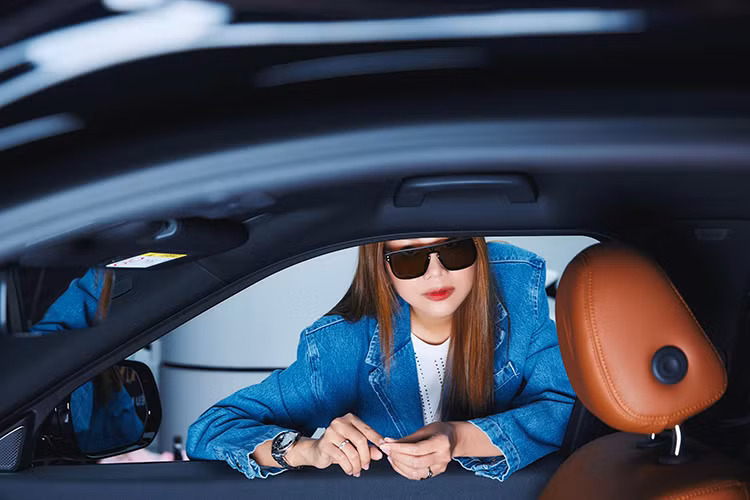 Hiện tại, VinFast VF9 đang được phân phối chính hãng có 2 loại pin, bao gồm SDI và CATL. Giá xe VinFast VF9 không kèm pin, dùng pin SDI là 1,513 tỷ đồng cho bản Eco và 1,701 tỷ đồng cho bản Plus.