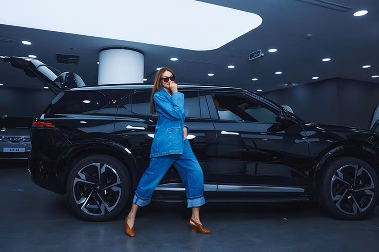 Bộ pin của VF9 có dung lượng lên tới 92kWh cho quãng đường di chuyển khoảng 438km sau mỗi lần sạc đầy đối với phiên bản Eco và 423km đối với phiên bản Plus (theo tiêu chuẩn WLTP). Xe cũng được trang bị sạc nhanh DC giúp tăng dung lượng pin từ mức 10% lên 70% chỉ trong 26 phút.