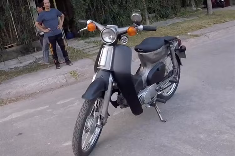 Mới đây, nam diễn viên này đã làm người hâm mộ khá bất ngờ khi biết rằng anh còn chơi những mẫu xe "cỏ" rẻ tiền. Anh vừa tự tay phục chế một chiếc Honda Cub 79 rất cũ. Chiếc xe được anh phục chế đơn giản và vô cùng tiết kiệm nhưng khá ấn tượng bởi sức mạnh bên trong.