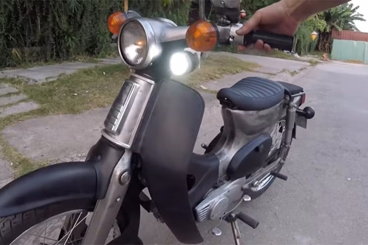 Chiếc xe được anh vệ sinh lại sạch sẽ, đánh bay sơn cũ và gỉ sét. Trí Nguyễn không độ chế thêm bất cứ 1 phụ tùng đắt tiền nào thêm. Chiếc Cub này khá quen thuộc với người Việt Nam bằng tên gọi "Cub 79 đầu vênh, máy cánh" để phân biệt với các đời Honda Cub khác.