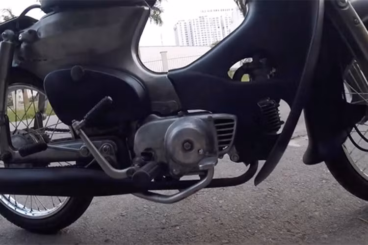 Các chi tiết bằng nhựa như cánh yếm, mặt nạ, chắn bùn bánh trước và 2 cốp được sơn đen. Ngoài ra pô xe (loại pô bầu thường thấy trên Honda 67 và các đời Cub cũ) cũng được sơn đen mờ để che đi nét cũ kĩ và hợp hơn với ngoại hình cũ kĩ của chiếc Cub 79 đời cũ. Ngoài ra cỗ máy của xe cũng được làm mới lại mạnh mẽ hơn.