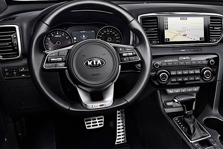 Thay đổi quan trọng nhất phải kể đến hệ dẫn động của Kia Sportage 2019. Cụ thể, mẫu crossover cỡ C đến từ Hàn Quốc này được trang bị hệ dẫn động mild hybrid diesel 48V có tên EcoDynamics+ mới. Hệ dẫn động này đánh dấu quyết tâm điện hóa dòng sản phẩm của hãng Kia. Mục tiêu của hãng Kia là tung ra 16 mẫu xe điện hóa, bao gồm 5 hybrid, 5 plug-in hybrid, 5 điện và 1 pin nhiên liệu, từ nay đến năm 2025.