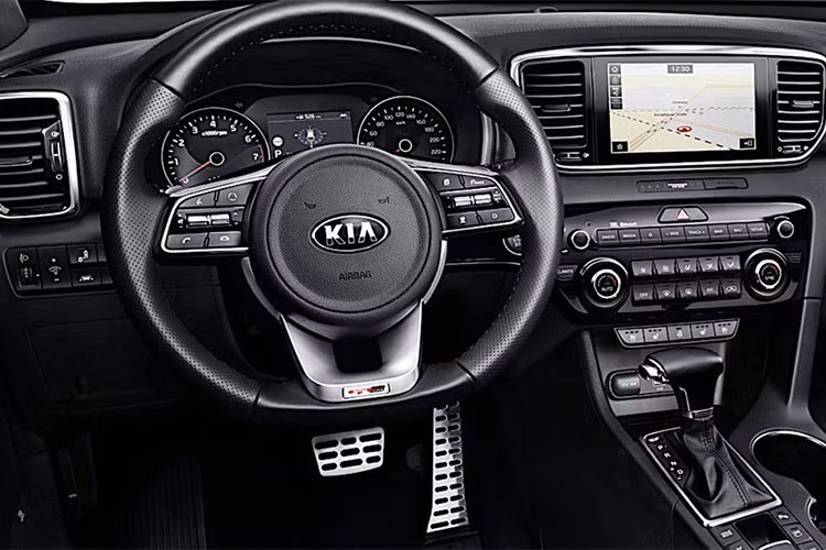 Thay đổi quan trọng nhất phải kể đến hệ dẫn động của Kia Sportage 2019. Cụ thể, mẫu crossover cỡ C đến từ Hàn Quốc này được trang bị hệ dẫn động mild hybrid diesel 48V có tên EcoDynamics+ mới. Hệ dẫn động này đánh dấu quyết tâm điện hóa dòng sản phẩm của hãng Kia. Mục tiêu của hãng Kia là tung ra 16 mẫu xe điện hóa, bao gồm 5 hybrid, 5 plug-in hybrid, 5 điện và 1 pin nhiên liệu, từ nay đến năm 2025.