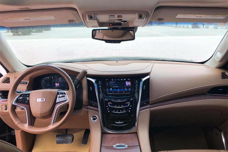 Tương tự như ngoại thất, nội thất của mẫu xe Escalade ESV mới cũng đẹp mắt, sang trọng và tiện nghi hơn rất nhiều so với các phiên bản trước. Các vật liệu đắt tiền như da, gỗ, thảm trải sàn và crom bóng... được trang bị hầu hết trên xe. Xe được trang bị sẵn dàn camera 360 độ, cửa sở trời và hệ thống đóng mở cửa sau tự động.