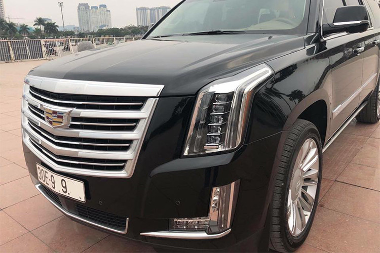 Chiếc xe trong bài thuộc phiên bản cao cấp nhất Escalade Platinum 2017, xe được chủ nhân nhập khẩu nguyên chiếc về Việt Nam và bán lại theo dạng chạy lướt khoảng 8000km. Xe sở hữu thiết kế truyền thống của Cadillac nhưng hiện đại và hấp dẫn hơn nhờ có những mảng thân xe góc cạnh cùng dàn đèn pha LED đặt dọc ở phía đầu và đuôi xe.