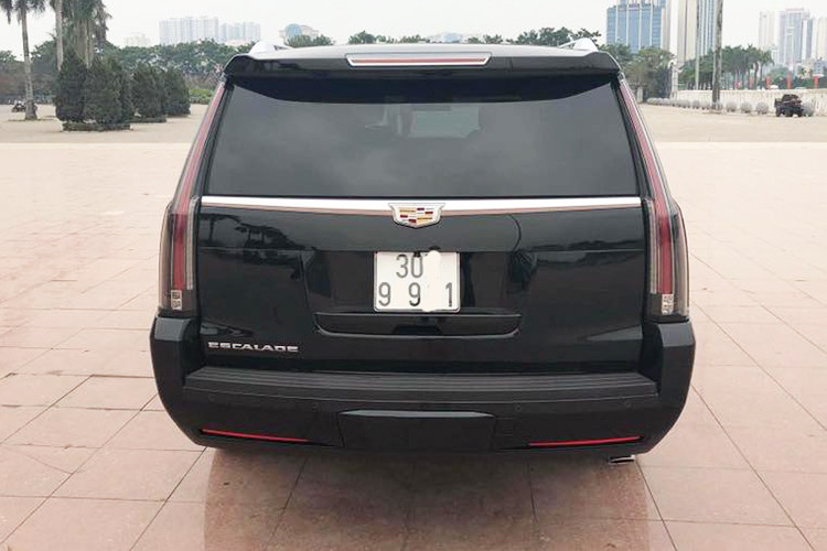 Phiên bản mới nhất của chiêcs SUV hạng sang cỡ lớn này khác biệt ở lưới tản nhiệt, đèn pha lớn hơn và kéo dài từ nắp capô, ngay phía dưới là đèn sương mù hình chữ L, cụm đèn hậu phía sau kéo dài dọc hai bên thân xe. Với phong cách thiết kế này Escalade tạo ấn tượng mạnh mang tới diện mạo mới, khác biệt và sang trọng hơn.
