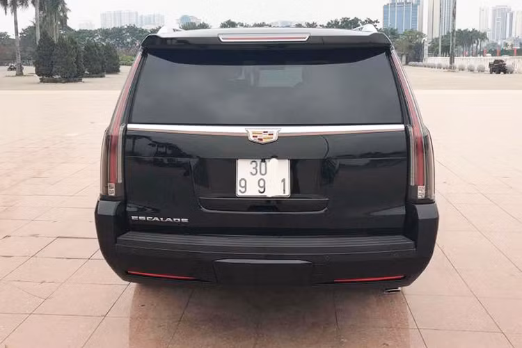 Phiên bản mới nhất của chiêcs SUV hạng sang cỡ lớn này khác biệt ở lưới tản nhiệt, đèn pha lớn hơn và kéo dài từ nắp capô, ngay phía dưới là đèn sương mù hình chữ L, cụm đèn hậu phía sau kéo dài dọc hai bên thân xe. Với phong cách thiết kế này Escalade tạo ấn tượng mạnh mang tới diện mạo mới, khác biệt và sang trọng hơn.