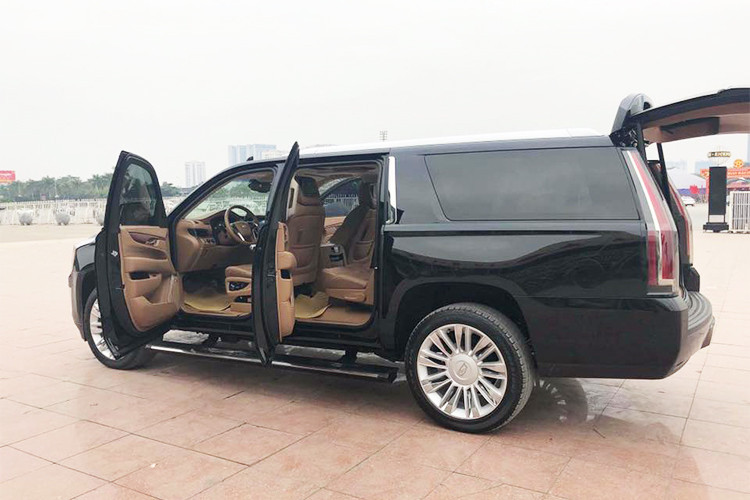 Escalade ESV được trang bị động cơ V8 6.2l EcoTec3 cực mạnh mẽ với công suất lên tới 420 mã lực và mô-men xoắn cực đại 623 Nm, đi kèm hệ dẫn động 4 bánh và hộp số tự động 8 cấp. Mức tiêu thụ nhiên liệu theo công bố là 16L/100km. Trên thị trường xe cũ tại Việt Nam hiện nay, những chiếc xe này đang được bán với giá khoảng 7 đến 8 tỷ đồng. 