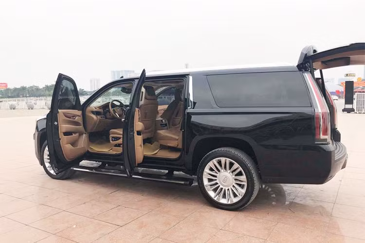 Escalade ESV được trang bị động cơ V8 6.2l EcoTec3 cực mạnh mẽ với công suất lên tới 420 mã lực và mô-men xoắn cực đại 623 Nm, đi kèm hệ dẫn động 4 bánh và hộp số tự động 8 cấp. Mức tiêu thụ nhiên liệu theo công bố là 16L/100km. Trên thị trường xe cũ tại Việt Nam hiện nay, những chiếc xe này đang được bán với giá khoảng 7 đến 8 tỷ đồng. 