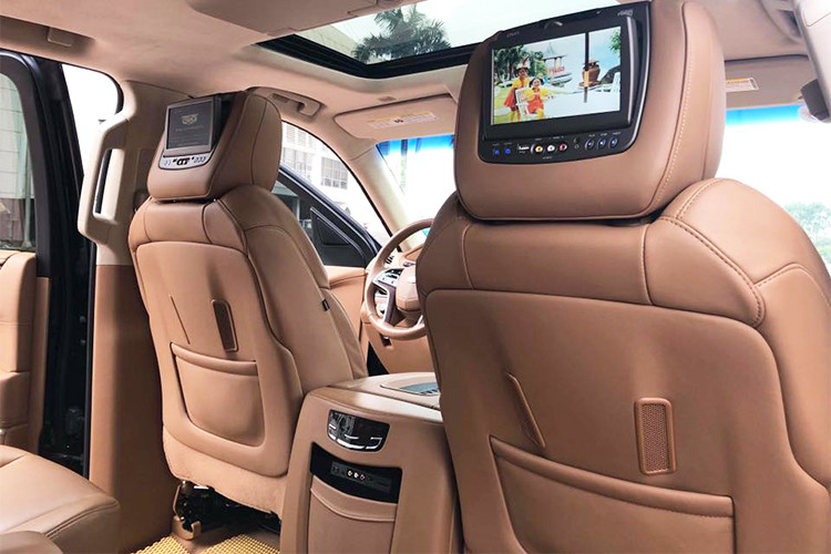 Nằm giữa bảng điều khiển trung tâm là hệ thống thông tin giải trí với màn hình cảm ứng, tích hợp đầy đủ các tính năng và kết nối; đồng thời còn có khả năng truy cập Internet tốc độ cao qua 4G LTE. Nằm giữa hai ghế trước chỉnh điện 18 hướng tích còn tích hợp chức năng massage, sưởi ấm, làm lạnh, hệ thống âm thanh thương hiệu Bose 16 loa...
