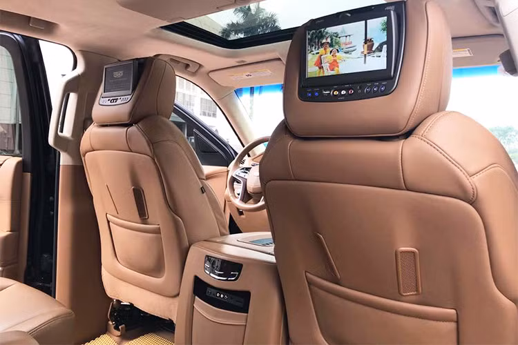 Nằm giữa bảng điều khiển trung tâm là hệ thống thông tin giải trí với màn hình cảm ứng, tích hợp đầy đủ các tính năng và kết nối; đồng thời còn có khả năng truy cập Internet tốc độ cao qua 4G LTE. Nằm giữa hai ghế trước chỉnh điện 18 hướng tích còn tích hợp chức năng massage, sưởi ấm, làm lạnh, hệ thống âm thanh thương hiệu Bose 16 loa...