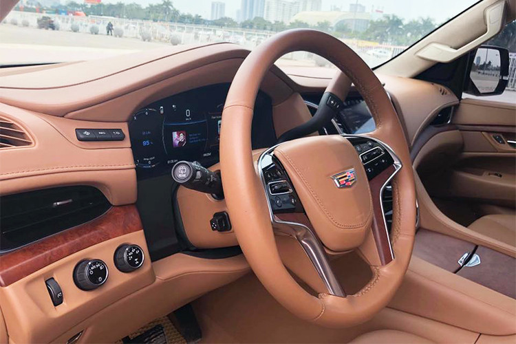 Bảng đồng hố tốc độ trên Escalade ESV mới là một màn hình 12,3" cho phép lựa chọn 4 chủ đề hiển thị khác nhau. Để hạn chế tái xế mất tập trung khi lái xe, Cadillac trang bị cho Escalade ESV tính năng hiển thị thông tin trên kính lái HUD (Head Unit Display). Vô lăng của xe được bọc da và ốp gỗ sang trọng, đi kèm các nút bấm đa phương tiện.