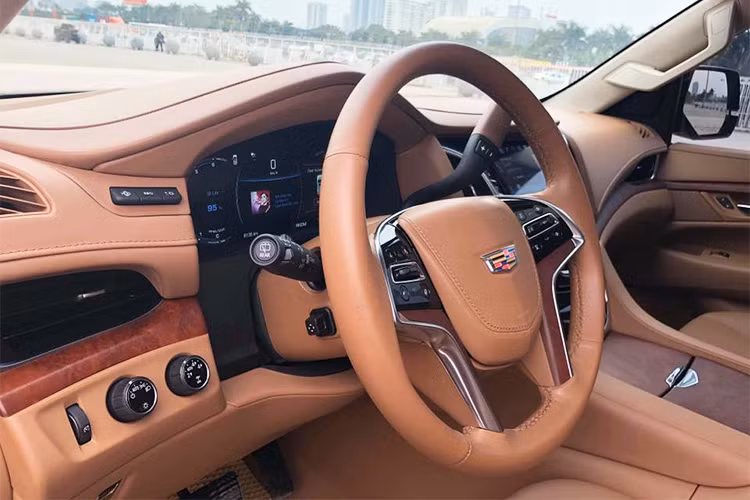 Bảng đồng hố tốc độ trên Escalade ESV mới là một màn hình 12,3" cho phép lựa chọn 4 chủ đề hiển thị khác nhau. Để hạn chế tái xế mất tập trung khi lái xe, Cadillac trang bị cho Escalade ESV tính năng hiển thị thông tin trên kính lái HUD (Head Unit Display). Vô lăng của xe được bọc da và ốp gỗ sang trọng, đi kèm các nút bấm đa phương tiện.