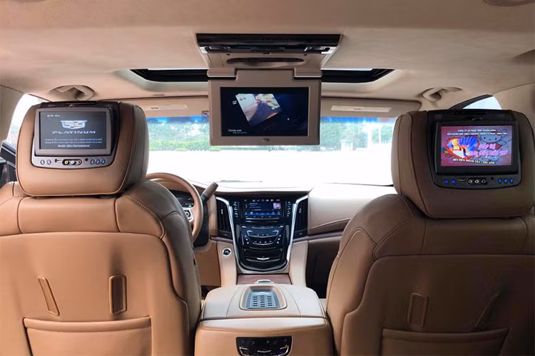 Các tính năng an toàn cho xe gồm; 10 túi khí an toàn (túi khí hàng ghế trước, túi khí rèm); hệ thống chống bó cứng phanh ABS, phân phối lực phanh điện tử EBD, hỗ trợ lực phanh khẩn cấp BAS, cân bằng điện tử ESC... nổi bật là ghế tài xế có khả năng rung theo hướng tiềm ẩn nguy hiểm (Safety Alert Seat) để cảnh báo cho người người lái. 