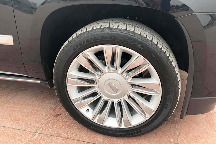 Bên cạnh lưới tản nhiệt riêng biệt và biển tên Platinum trên bậc sàn thân xe và chữ P ở đuôi xe. Bộ mâm hợp kim đa chấu lích thước 24 inch giúp dáng xe dài đột biến thêm phần khỏe khoắn. Bên cạnh đó, hệ thống treo từ tính trên Escalade ESV cũng giúp cải thiện đáng kể trên những cung đường.