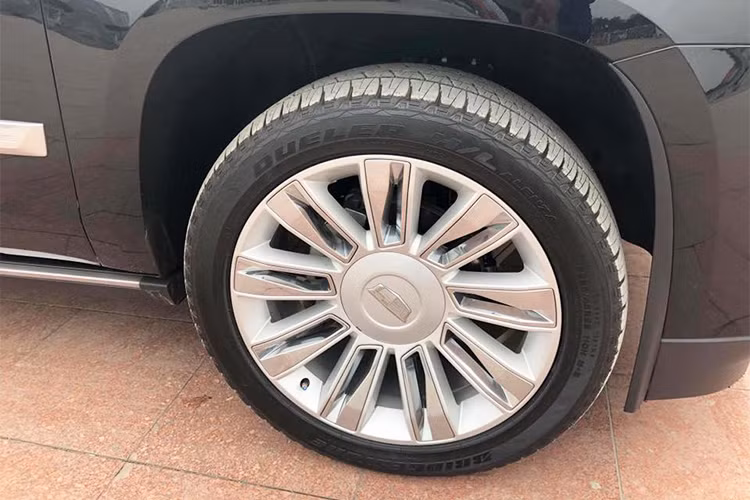 Bên cạnh lưới tản nhiệt riêng biệt và biển tên Platinum trên bậc sàn thân xe và chữ P ở đuôi xe. Bộ mâm hợp kim đa chấu lích thước 24 inch giúp dáng xe dài đột biến thêm phần khỏe khoắn. Bên cạnh đó, hệ thống treo từ tính trên Escalade ESV cũng giúp cải thiện đáng kể trên những cung đường.