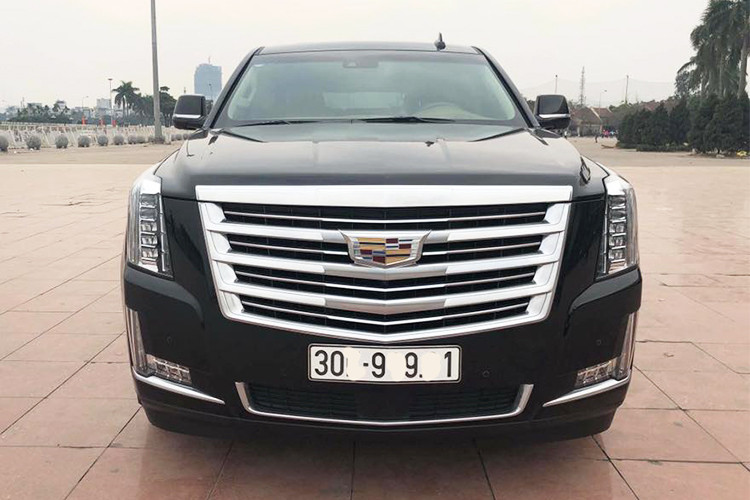 Mẫu xe sang Cadillac Escalade nằm ở phân khúc SUV cỡ lớn cùng Lexus LX570 và Mercedes-Benz GLS-Class, Range Rover... từng được khá nhiều đại gia Việt yêu thích. Escalade không được phân phối chính hãng tại Việt Nam, vì vậy mẫu xe này chỉ được đưa về thông qua các nhà nhập khẩu tư nhân với số lượng hạn chế.