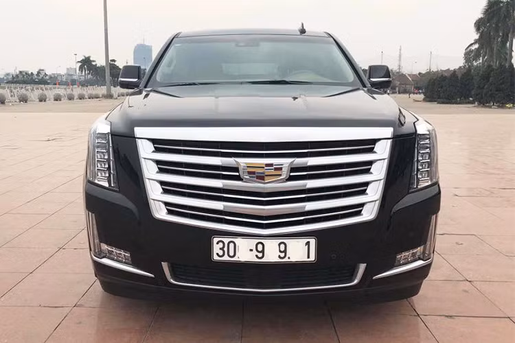 Mẫu xe sang Cadillac Escalade nằm ở phân khúc SUV cỡ lớn cùng Lexus LX570 và Mercedes-Benz GLS-Class, Range Rover... từng được khá nhiều đại gia Việt yêu thích. Escalade không được phân phối chính hãng tại Việt Nam, vì vậy mẫu xe này chỉ được đưa về thông qua các nhà nhập khẩu tư nhân với số lượng hạn chế.