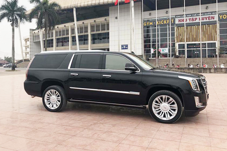 SUV hạng sang Escalade được hãng xe Mỹ, Cadillac giới thiệu lần đầu vào năm 1999 với đặc trưng về thiết kế, không gian, sức mạnh đậm chất cơ bắp. Cadillac Escalade ES sở hữu kích thước D x R x C lần lượt là 5.697 x 2.045 x 1.880 mm. Chiều dài cơ sở của Escalade ESV là 3.302 mm, dài hơn bản Escalade thường 350 mm.