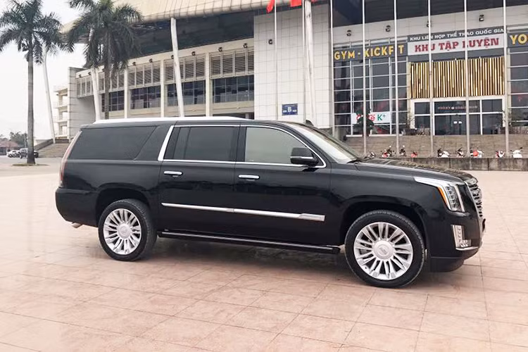 SUV hạng sang Escalade được hãng xe Mỹ, Cadillac giới thiệu lần đầu vào năm 1999 với đặc trưng về thiết kế, không gian, sức mạnh đậm chất cơ bắp. Cadillac Escalade ES sở hữu kích thước D x R x C lần lượt là 5.697 x 2.045 x 1.880 mm. Chiều dài cơ sở của Escalade ESV là 3.302 mm, dài hơn bản Escalade thường 350 mm.