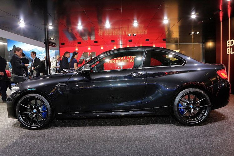 Nếu các bạn mong chờ vào sự xuất hiện của phiên bản cuối cùng M2 Competition thì chắc sẽ thất vọng một chút, bởi vì Black Shadow Edition thực chất chỉ là một sản phẩm nâng cấp (facelift) của mẫu xe BMW M2.