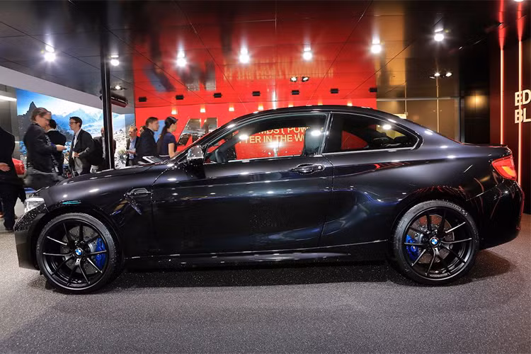 Nếu các bạn mong chờ vào sự xuất hiện của phiên bản cuối cùng M2 Competition thì chắc sẽ thất vọng một chút, bởi vì Black Shadow Edition thực chất chỉ là một sản phẩm nâng cấp (facelift) của mẫu xe BMW M2.