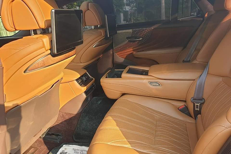 Không chỉ có hệ thống thông tin giải trí với màn hình 12,3 inch, chiếc xe còn có một màn hình cảm ứng có khả năng nhận biết chữ viết tay và tùy chọn màn hình hiển thị trên kính lớn nhất Thế giới với kích thước lên tới 24 inch. Ở phía sau, Lexus cũng đã sử dụng panel màn hình cảm ứng điều khiển các chức năng tương tự như đối thủ BMW 7 Series.