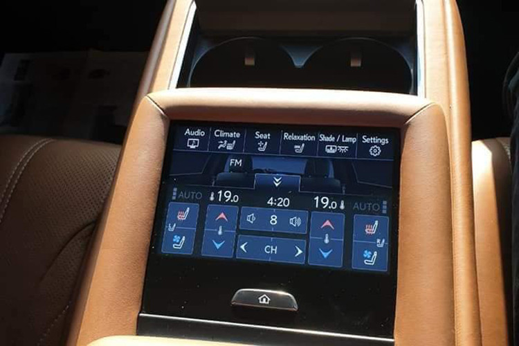 Lexus LS 500h được trang bị một động cơ xăng 3.5L V6 Dual VVT-i và hai mô-tơ điện, khi cùng hoạt động sẽ cho công suất tối đa 354hp / 264kW. Xe có khả năng tăng tốc từ 0 đến 100 km/h chỉ trong 5,4 giây. Động cơ đạt số vòng quay/phút thấp hơn khi chạy đều ở tốc độ cao, và LS 500h có thể chỉ sử dụng năng lượng điện để chạy ở tốc độ cao hơn, lên tới 140 km/h, khi động cơ xăng đã ngắt.