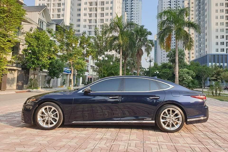 Dù là một mẫu xe toàn cầu của Lexus, tuy nhiên Lexus LS thế hệ mới lại được thiết kế mang đậm chất Nhật Bản, khiến nó có vẻ ngoài trở nên khác biệt, độc đáo và hiện đại hơn mọi dòng sedan cao cấp hạng F khác trên thị trường. Xe được phát triển từ nền tảng khung gầm GA-L, giống như mẫu coupe LC 500 và là hiện thân cho những công nghệ tiên tiến nhất.