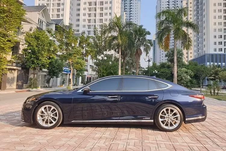 Dù là một mẫu xe toàn cầu của Lexus, tuy nhiên Lexus LS thế hệ mới lại được thiết kế mang đậm chất Nhật Bản, khiến nó có vẻ ngoài trở nên khác biệt, độc đáo và hiện đại hơn mọi dòng sedan cao cấp hạng F khác trên thị trường. Xe được phát triển từ nền tảng khung gầm GA-L, giống như mẫu coupe LC 500 và là hiện thân cho những công nghệ tiên tiến nhất.